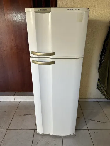 Vendi uma geladeira Eletrolux gelo seco conservada (Entrego)
