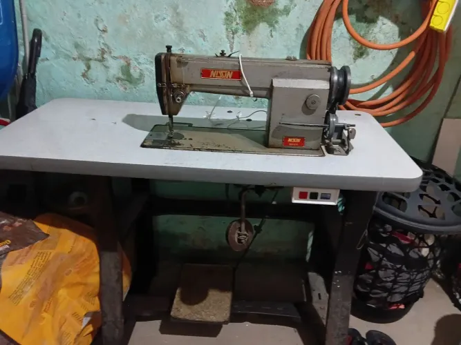 Máquina de orverloque e máquina de costura reta