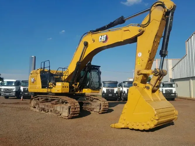 Escavadeira esteira Caterpillar 374 ano 2023