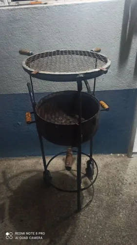 Churrasqueira de ferro com regulagem