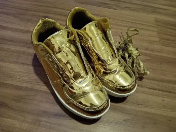 tenis dourado usado