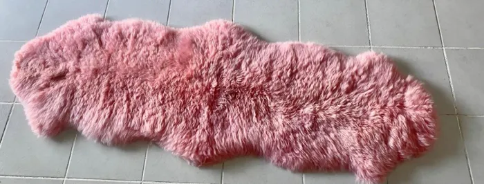 Tapete de pele de carneiro(ovelha) com lã natural rosa aprox. 0,70x11,90m oc1-60