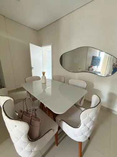 Vende-se linda mesa de jantar de 4 lugares
