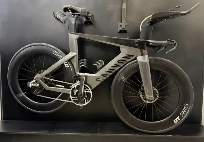 Bicicleta p/ triathlon Canyon Speedmax CF SLX 8