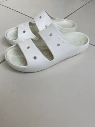 chinelo crocs