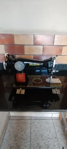 Máquina de costura mecânica doméstica da marca Elgin