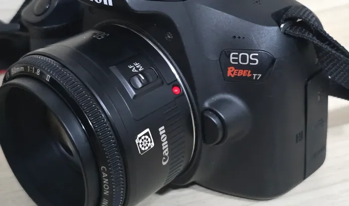 CANON T7 WI-FI + LENTE CANON 50MM F1.8 LINDA CAMERA 