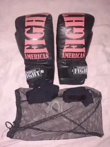 Luvas de Boxe American Fight nunca usadas num 14 com bandanas, protetor e saco