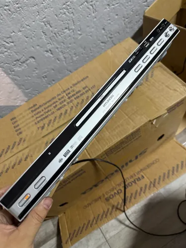 DVD Player slim com função Karatê / Karaokê da marca Hyundai, modelo HY-HT1049N.