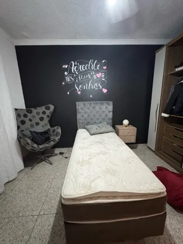 Cama de solteiro e cabeceira