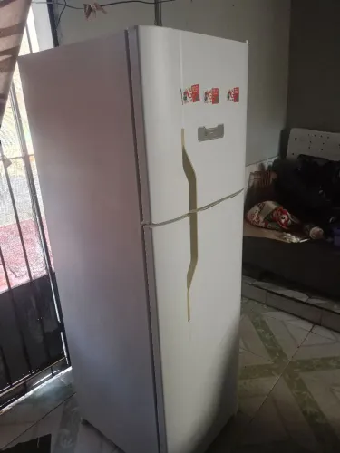 Vendo geladeira funcionando perfeitamente,ela e 220