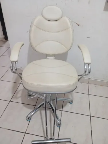 Poltrona reclinável cabeleireiro, barbeiro e make shop salão, cor acetinado.