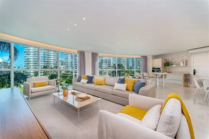 Apartamento em Condomínio na Praia Brava