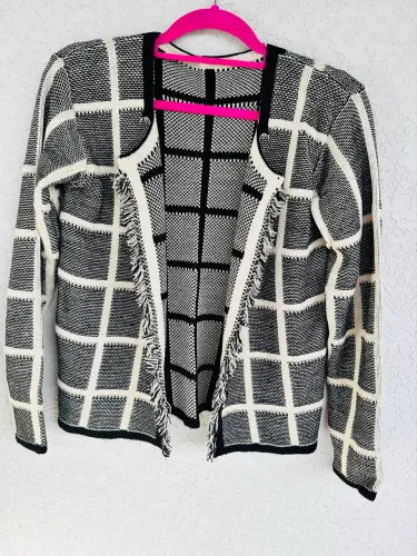 Cardigan feminino xadrez preto e branco