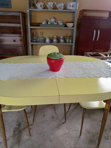Antiga mesa de formica com 3 cadeiras