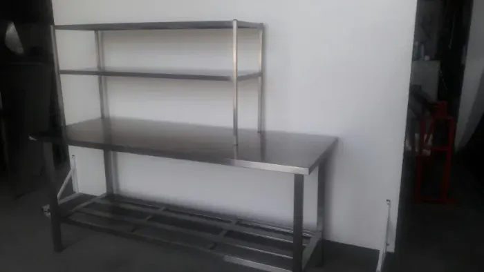Mesa com prateleira de apoio em inox 