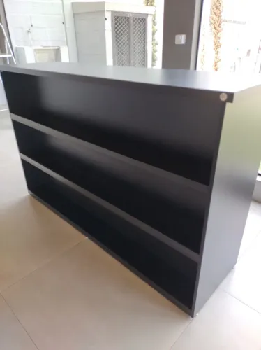 Balcão de MDF com expositores