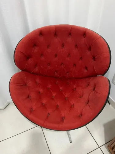 Cadeira super confortável em ótimo estado de conservação.Um design diferenciado p/sua sala