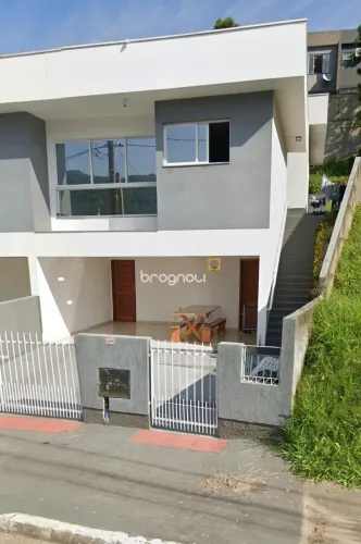 Sobrado com 3 dormitórios, sendo 1 suíte, vaga de garagem em Potecas - São José