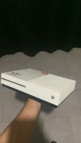 Xbox one S com 1 controle (troco por iPhone)