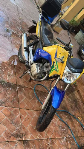 Vendo titan 150 ex serie especial da copa a famosa brasileirinha