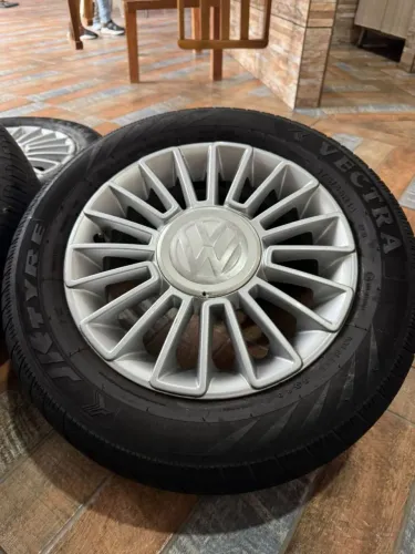 Rodas com pneus originais up tsi.
