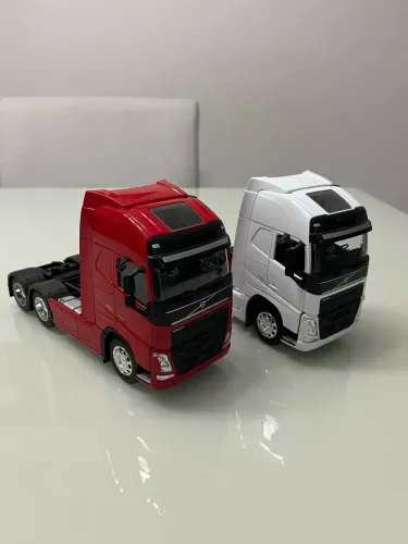 Miniatura Volvo FH 1:32 branco/vermelho 