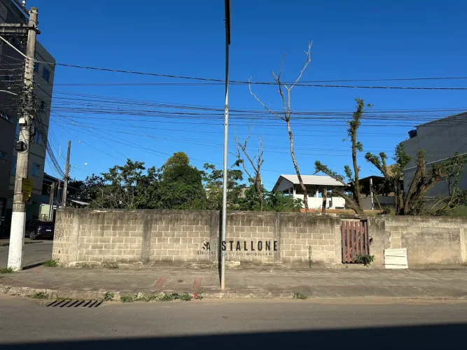 Lote medindo 240m², escriturado, localizado no bairro Monte Agha em Piúma/ES
