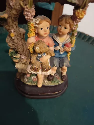 Bonecos no balanço em resina
