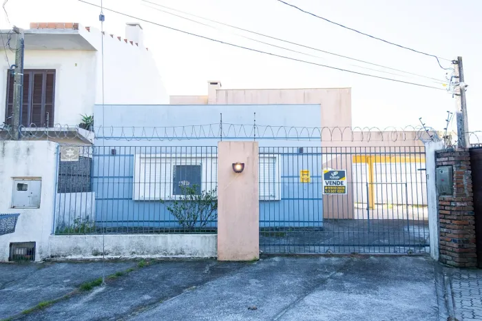 Casa 3 Dorms (1 Suíte) com Lareira e Churrasqueira Venda ,Portão Eletrônico. Em Pelotas/R