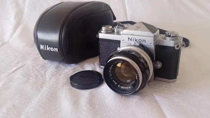 Camera Nikon F com lente Nikkor-S 50mm F 1.4