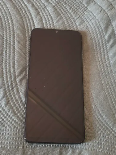 Vendo um smartphone da marca redimi c13 na cor preto 256 gigas de memória interna 8 de ram