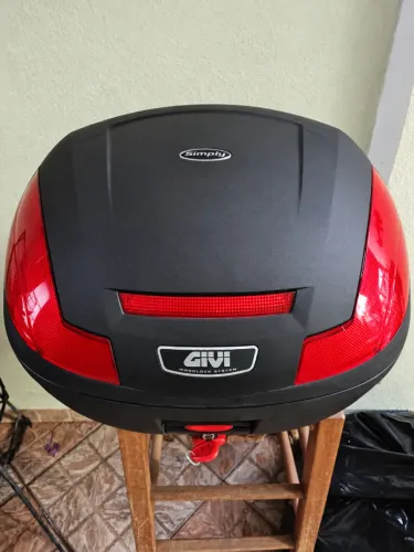 Baú Givi Simply E470 47 Lit. Monolock - cabe 2 Capacetes + 2 Chaves + Base com parafusos