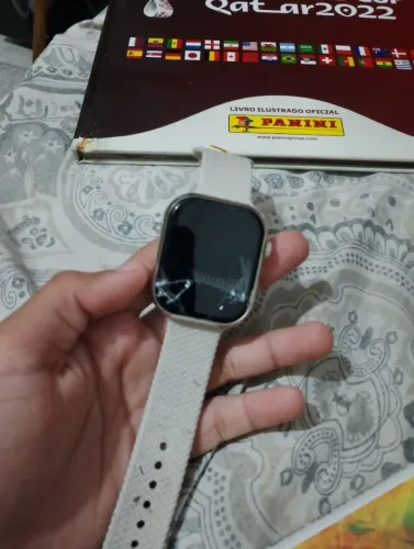 Smartwatch funcionando , carregador por indução , tela trincada