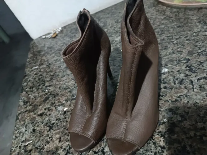 Vendo duas botas semi nova número 35 e 37