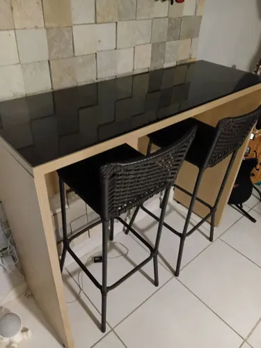 Mesa Gourmet/Aparador com tampo de vidro e duas cadeiras