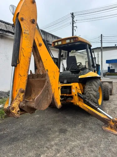 RETROESCAVADEIRA JCB