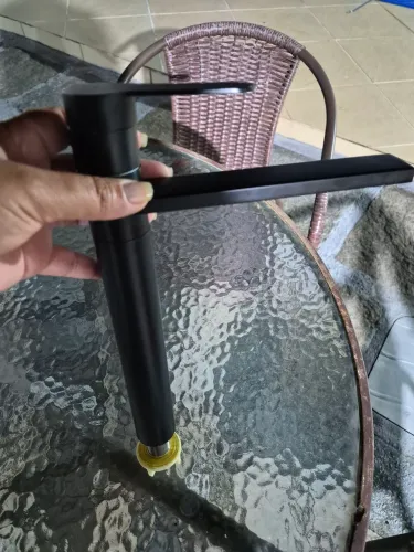 Bica de bancada preta