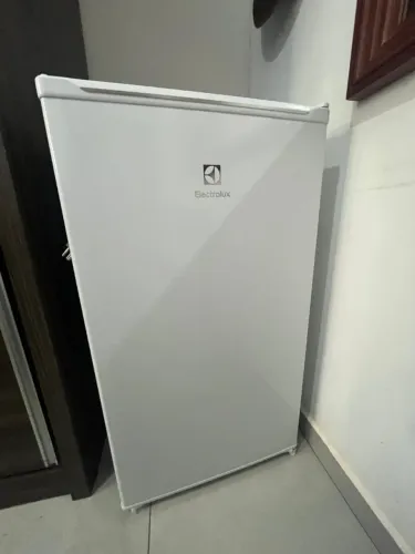 Frigobar Electrolux EM90