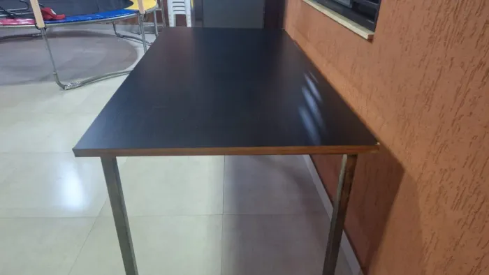 Vendo uma mesa de madeira