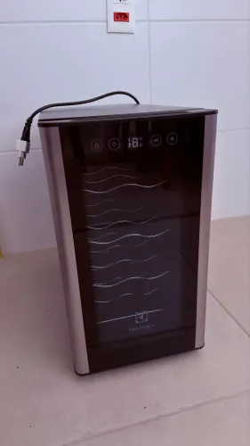 Adega Electrolux 8 lugares