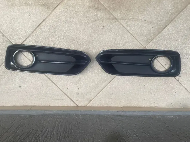 Moldura farol de milha BMW 118i/120i 2016-2019 original o par