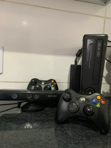 Xbox 360 Slim + Kinect + 2 Controles [leia a descrição] 
