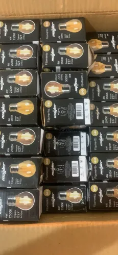 Caixa com 95 lâmpadas amarelas