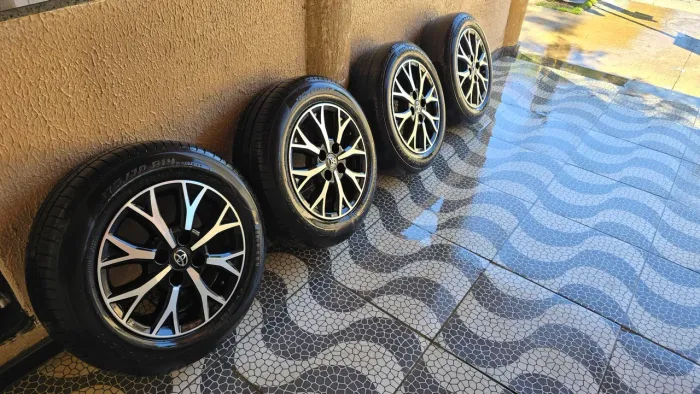 Jogo de Rodas Liga Leve R14 (4x100) + 4 Pneus (2 Pirelli Novos / 2 Bridgestone Usados)