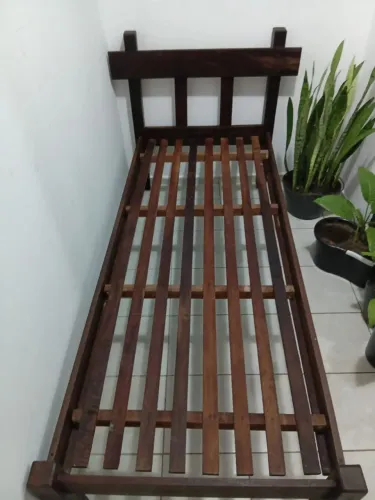 Cama de Solteiro de madeira maciça (sem colchão)