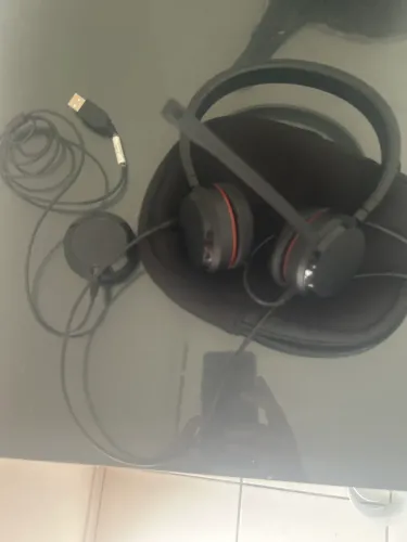 Fone de ouvido com microfone e caixa de ajuste de som