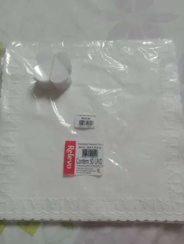 Kit de mesa posta composto com guardanapo decorativo e forminha de doces gourmet.