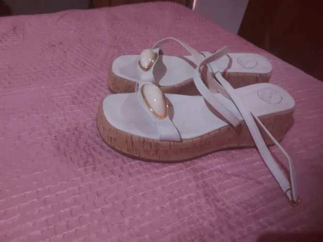 Vendo essa linda sandália