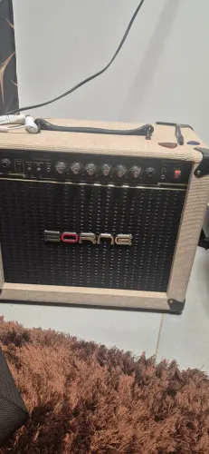 Guitarra Tagima e cubo boneco.